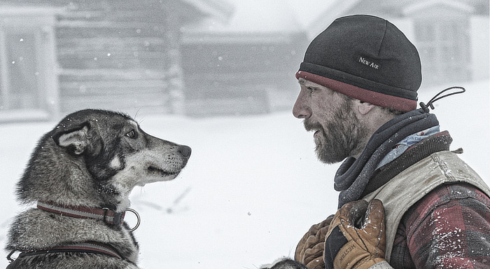 Man med hund i snön